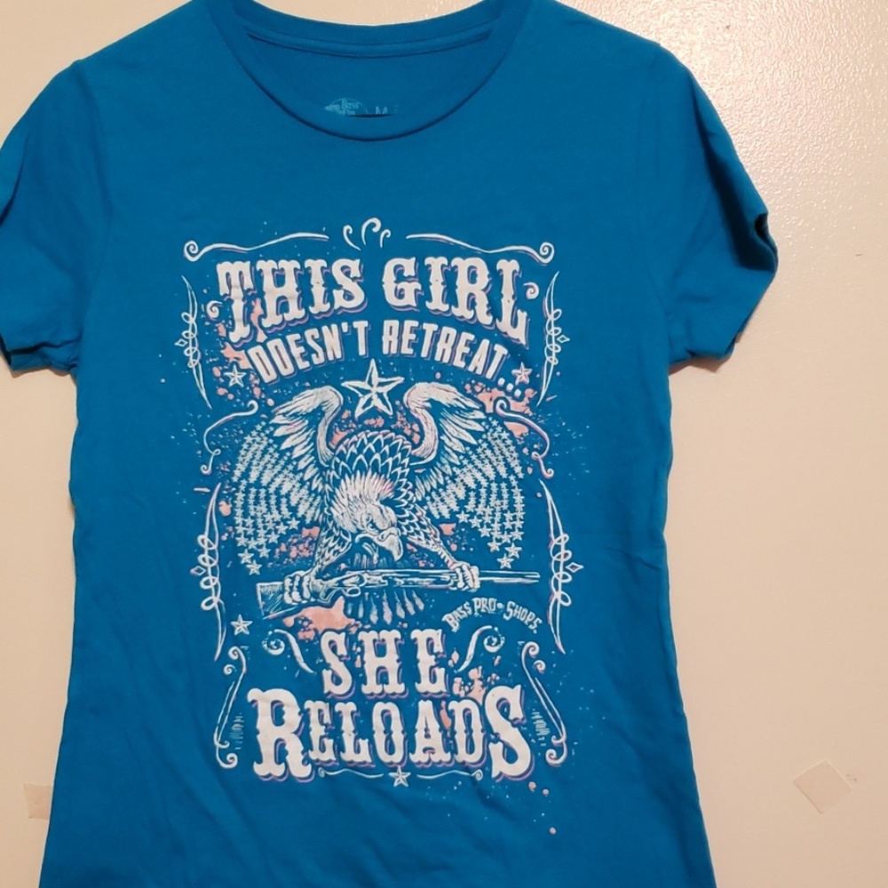 Tshirt (this girl doesnt retreat she reloads)